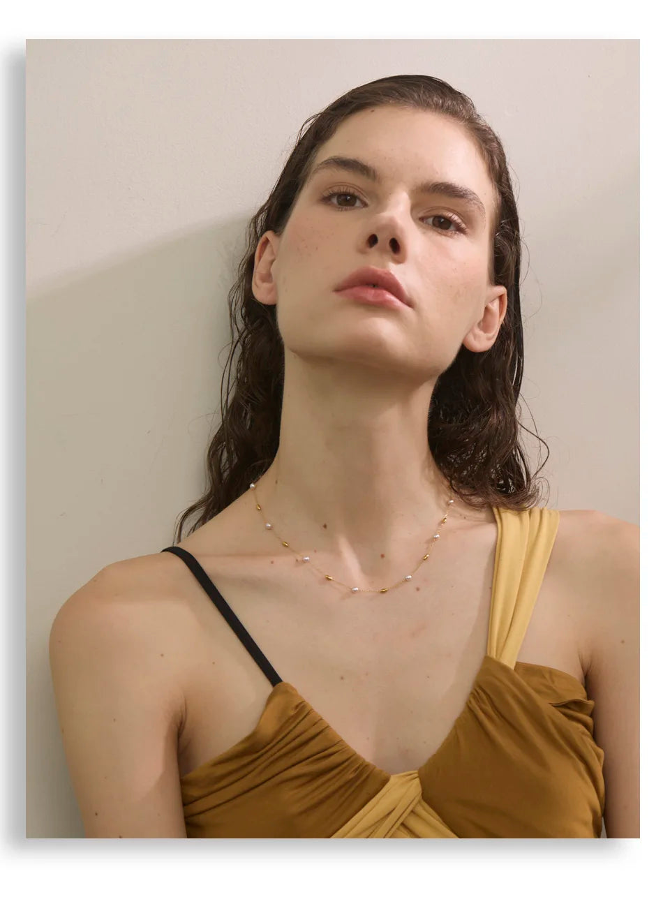 Pearl beaded geometric necklace in gold-plated stainless steel with pearl.