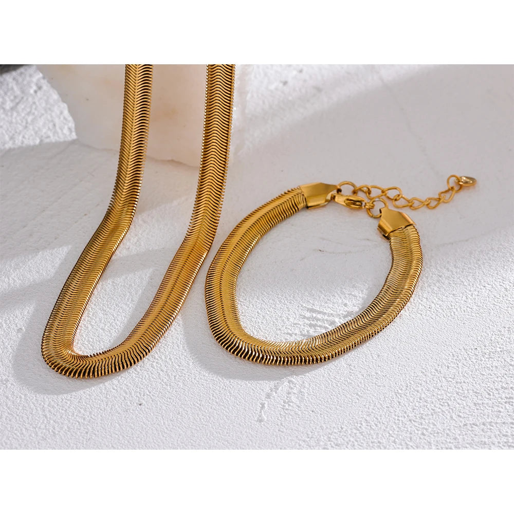 Geometric chain necklace in gold-plated stainless steel.