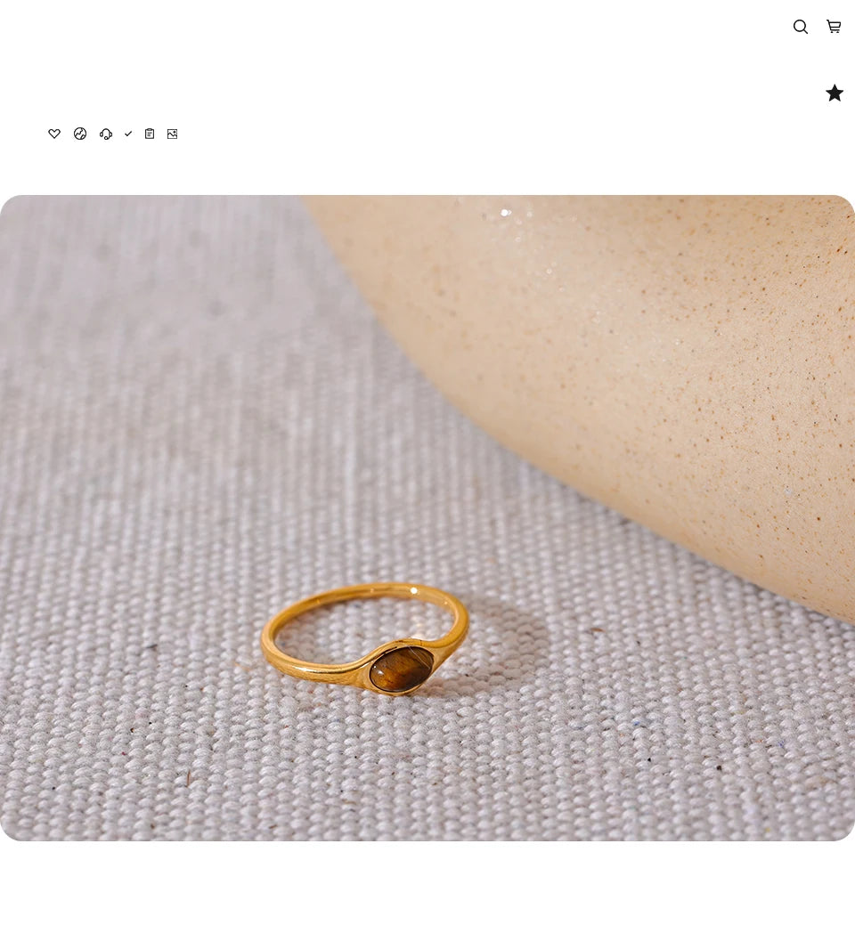 Natural stone geometric ring in 18K gold-plated stainless steel with natural stone.