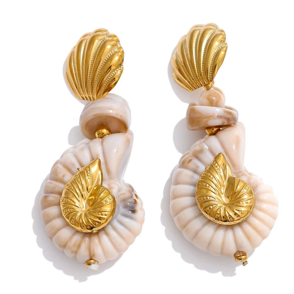 Shell resin geometric earrings in gold-plated stainless steel with shell and resin.