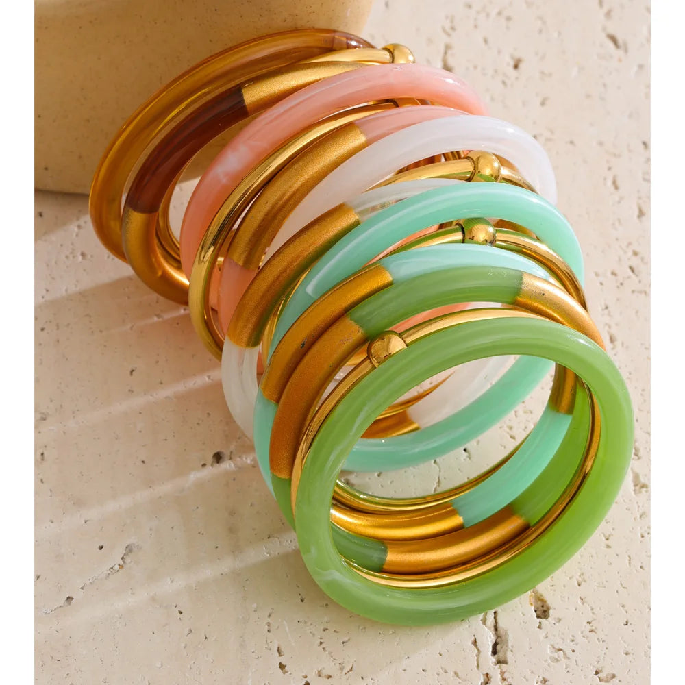 Resin acrylic multi-color bracelet in gold-plated stainless steel with resin and acrylic.