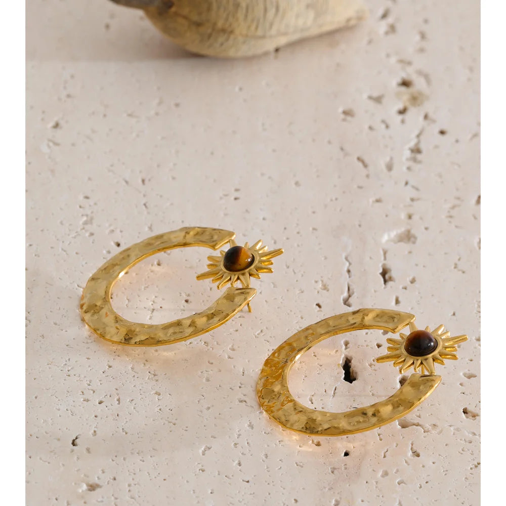 Natural stone star geometric earrings in gold-plated stainless steel with natural stone.