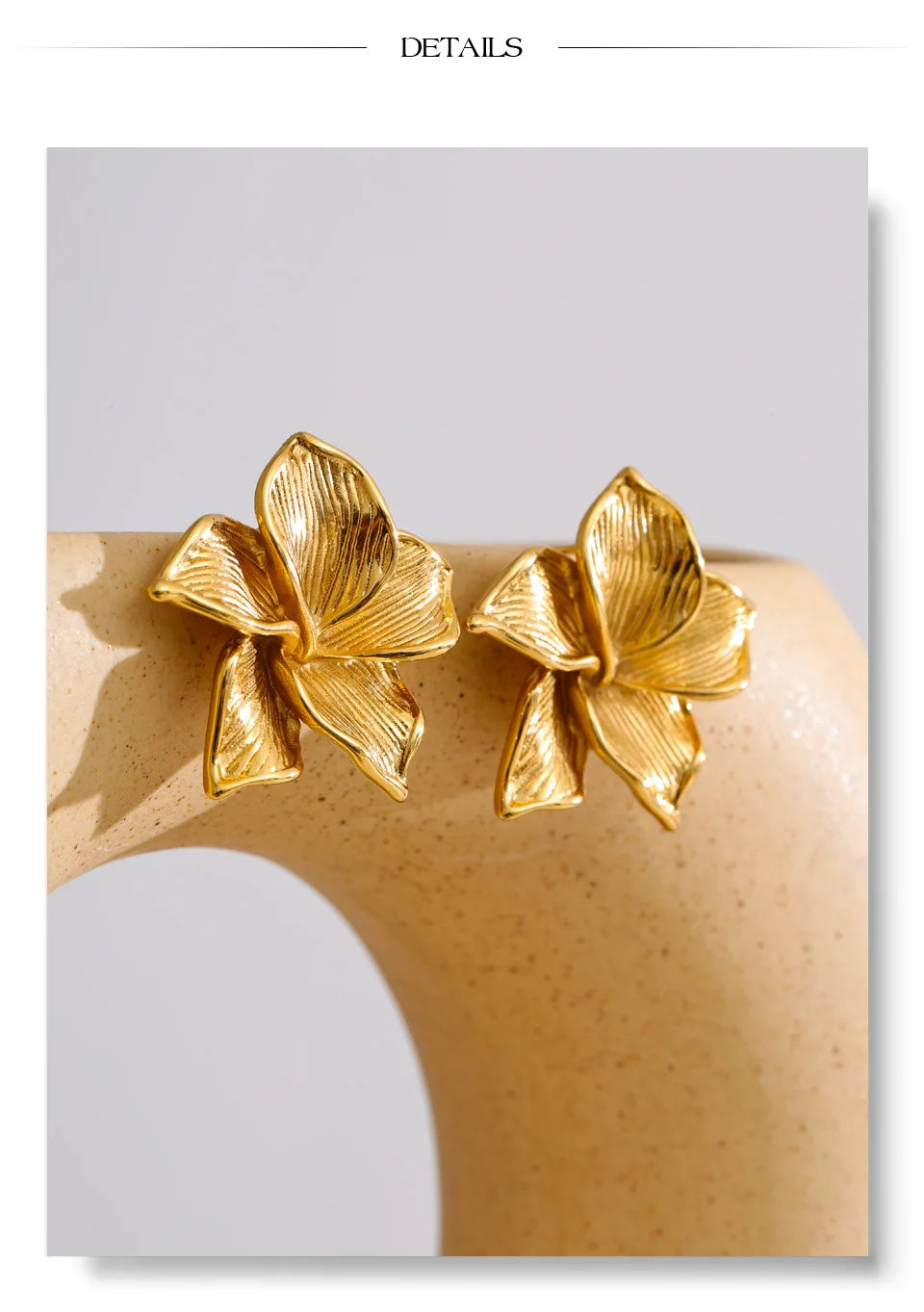 Flower earrings in gold-plated stainless steel.