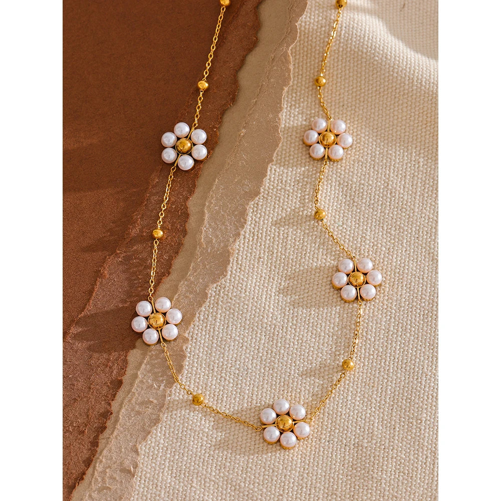 Pearl flower beaded necklace in gold-plated stainless steel with pearl.