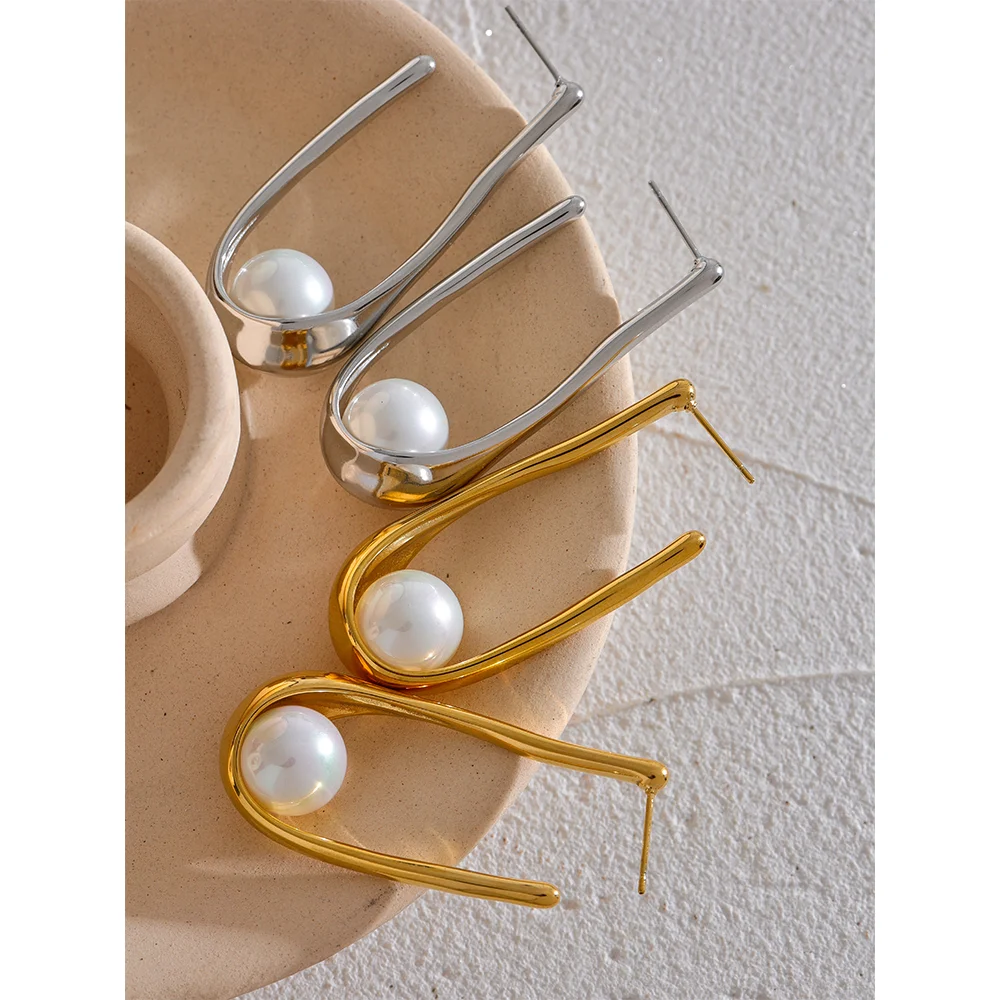Pearl minimalist geometric earrings in gold-plated stainless steel with pearl.