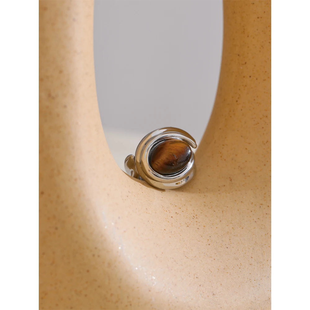Natural stone geometric ring in gold-plated stainless steel with natural stone.