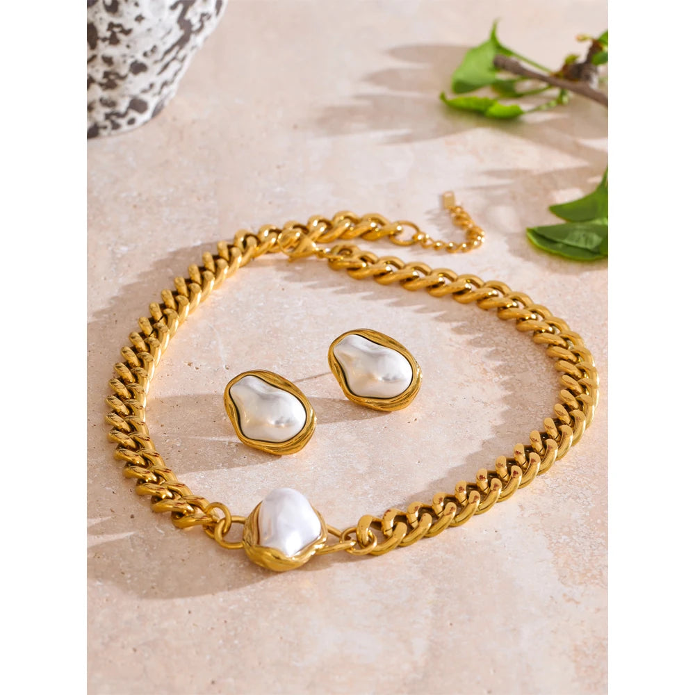 Pearl geometric chain earrings in gold-plated stainless steel with pearl.