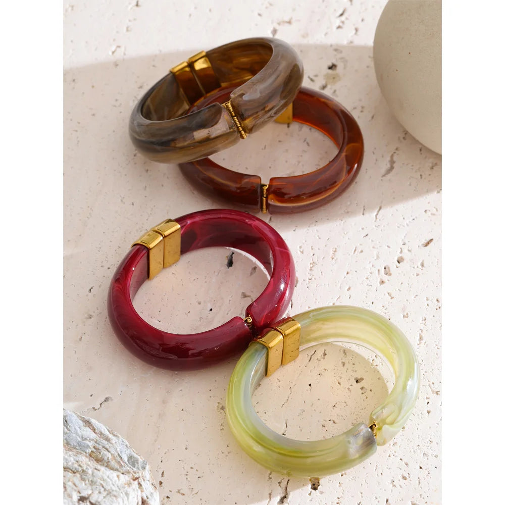 Green acrylic geometric bracelet in gold-plated stainless steel with acrylic.