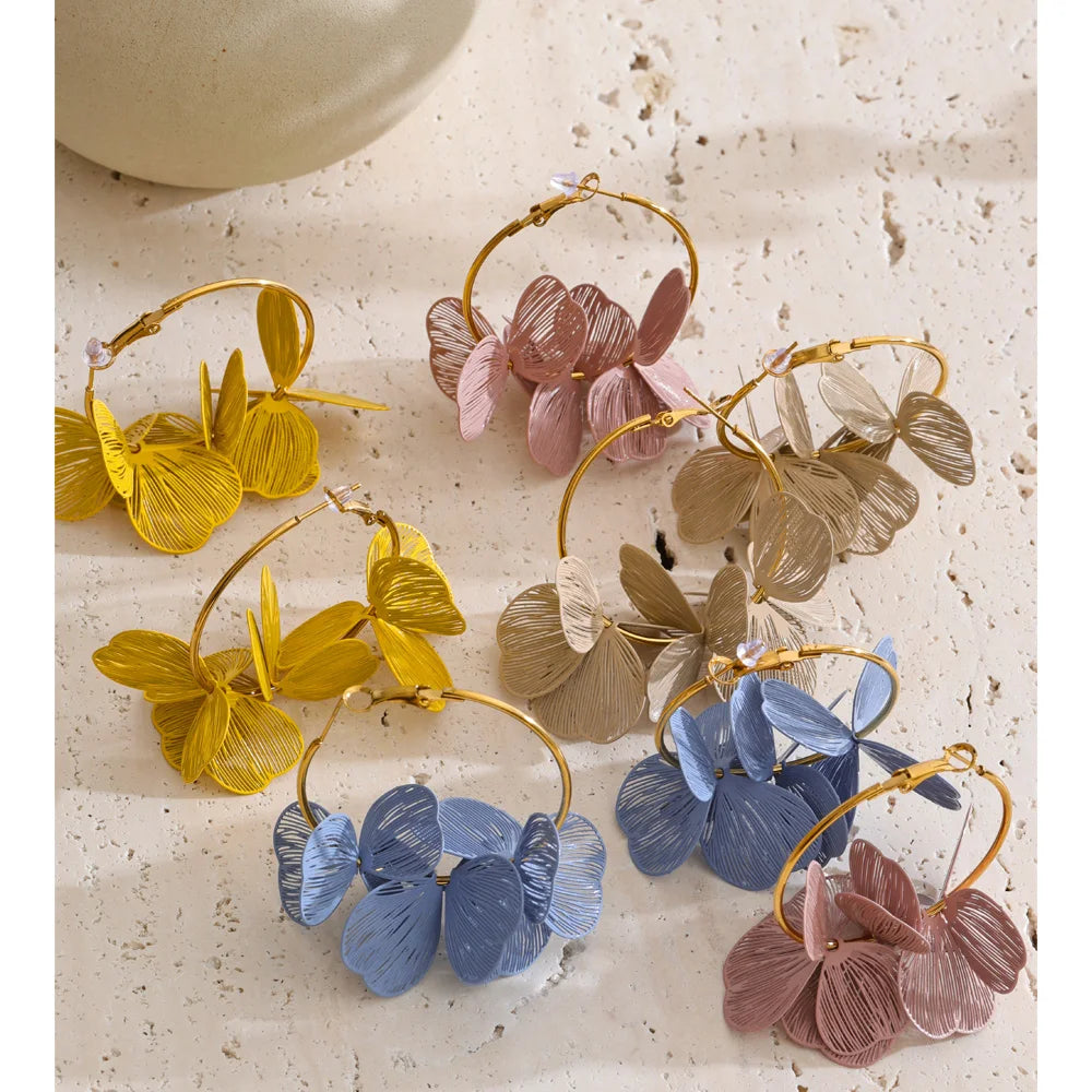 Flower earrings in gold-plated stainless steel.