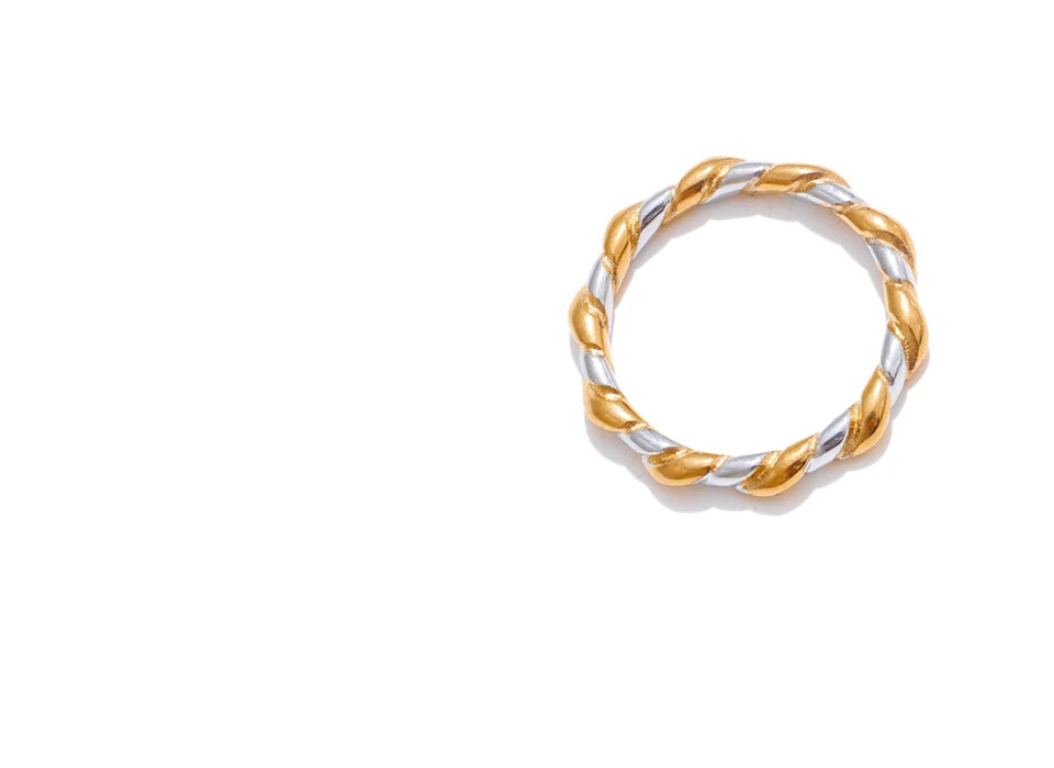 Minimalist geometric ring in 18K gold-plated stainless steel.
