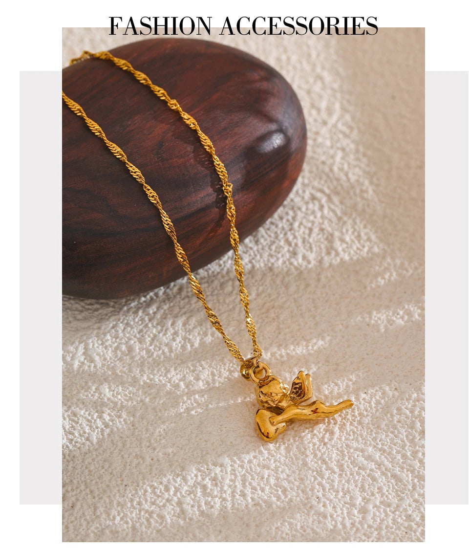 Heart geometric necklace in gold-plated stainless steel.