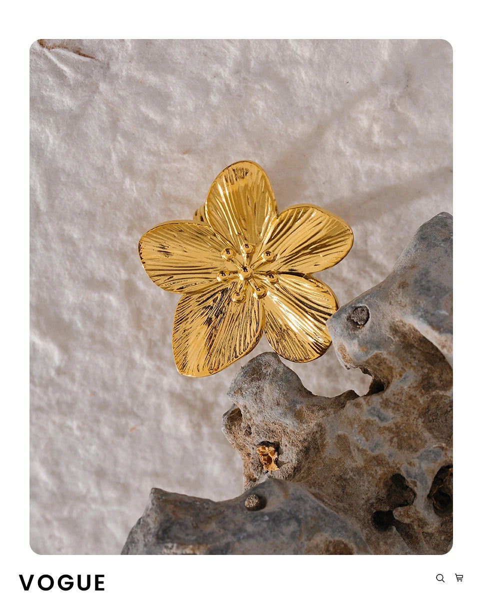 Flower geometric ring in 18K gold-plated stainless steel.