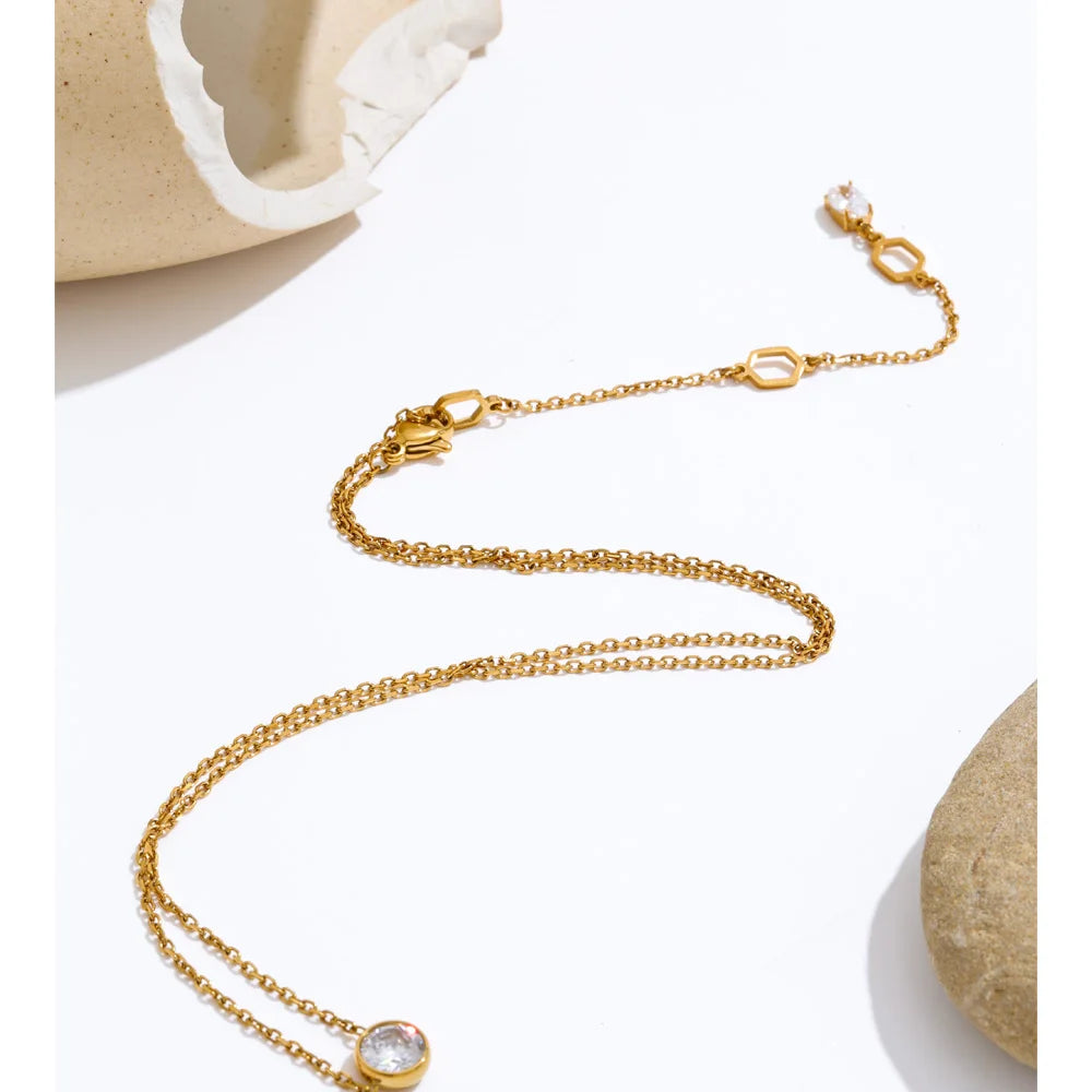 Cubic zirconia geometric necklace in gold-plated stainless steel with cubic zirconia.