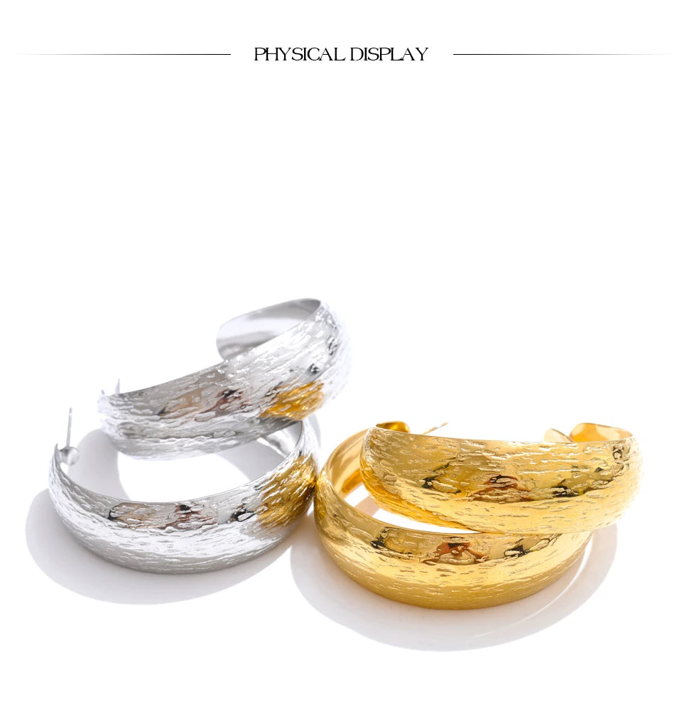 Geometric earrings in gold-plated stainless steel.