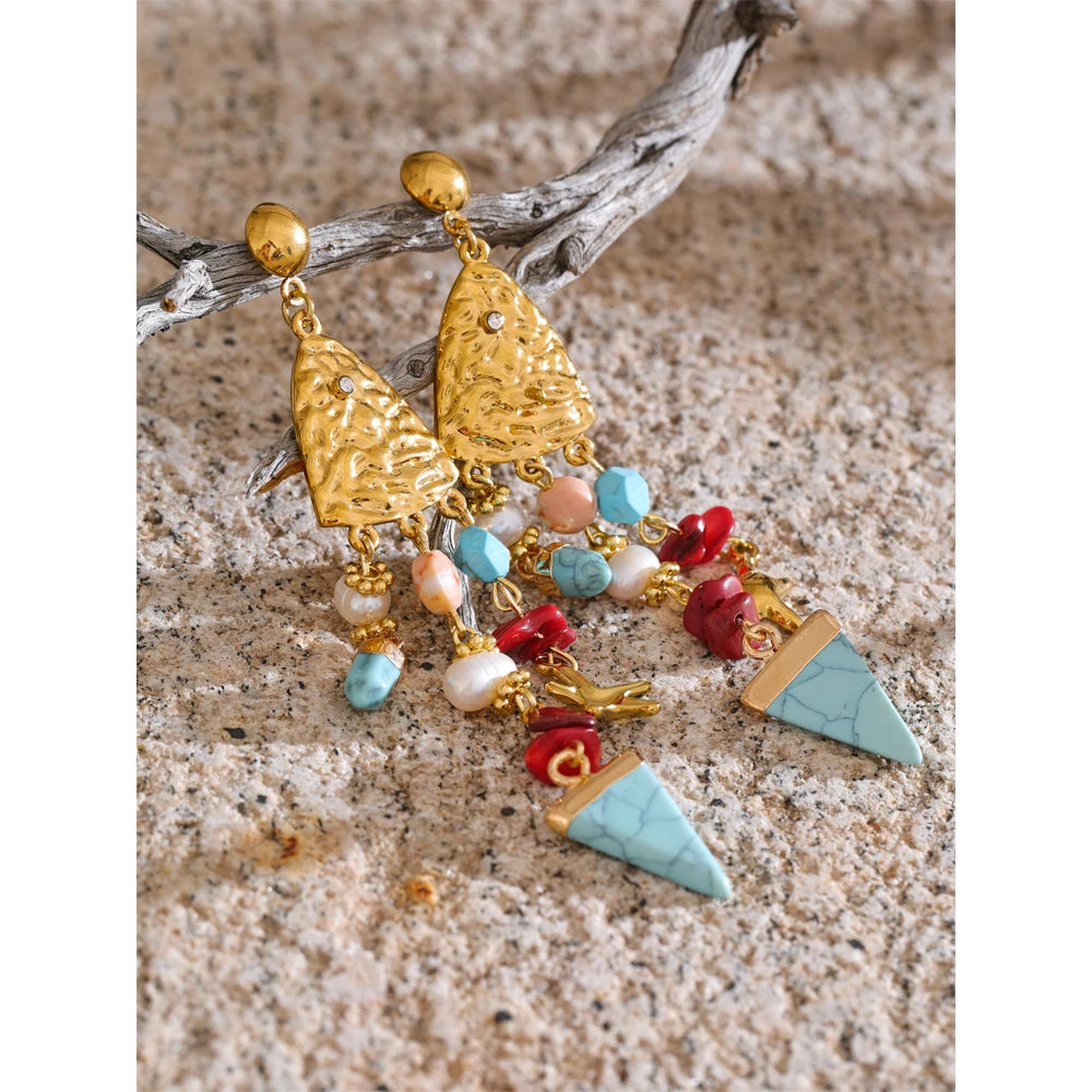 Freshwater pearl resin geometric earrings in gold-plated 316L stainless steel with freshwater pearl and resin.