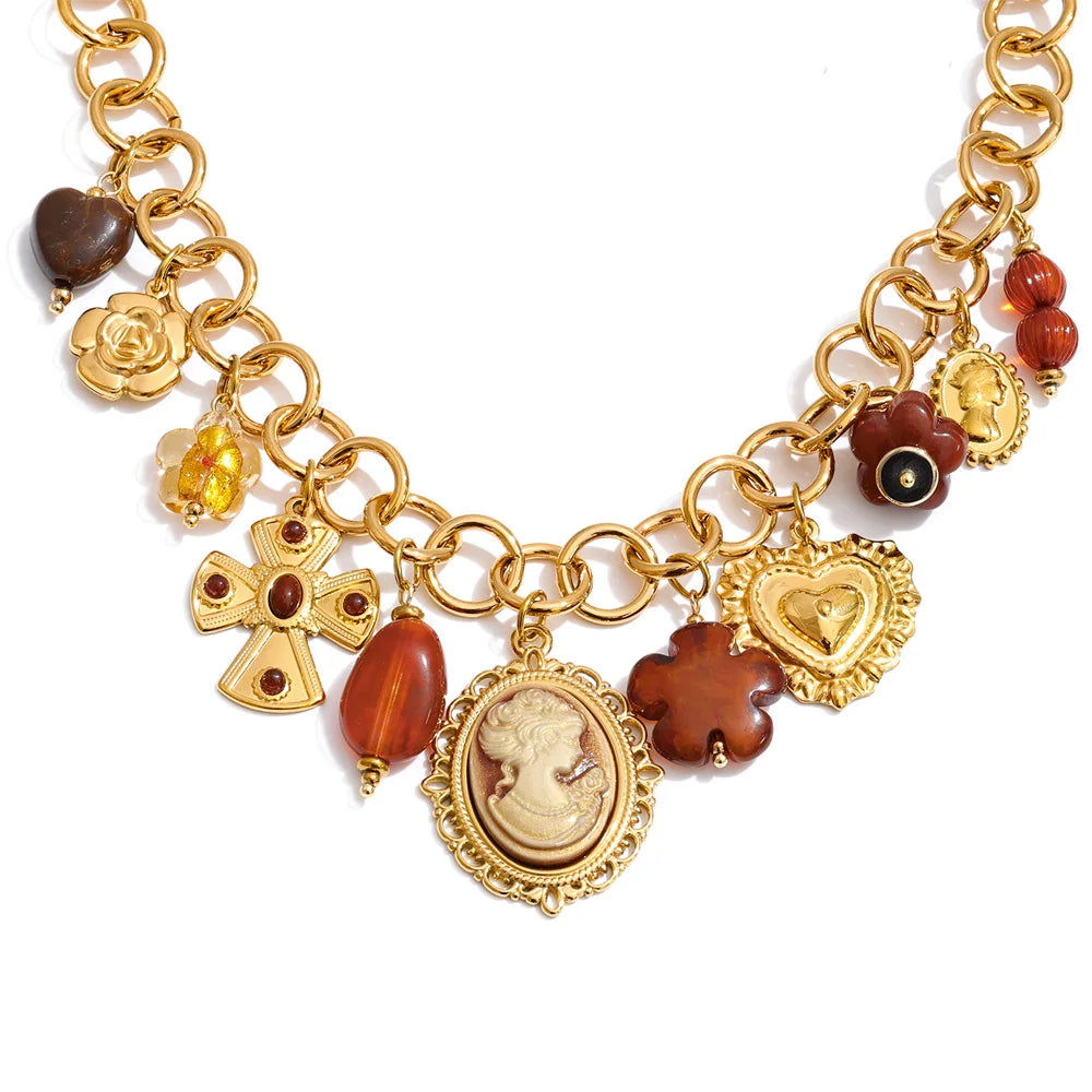 Resin acrylic heart necklace in gold-plated stainless steel with resin and acrylic.