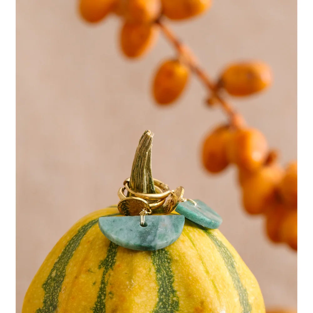 Natural stone geometric earrings in gold-plated stainless steel with natural stone.