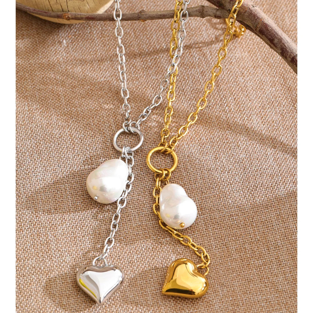 Pearl heart geometric necklace in gold-plated stainless steel with pearl.