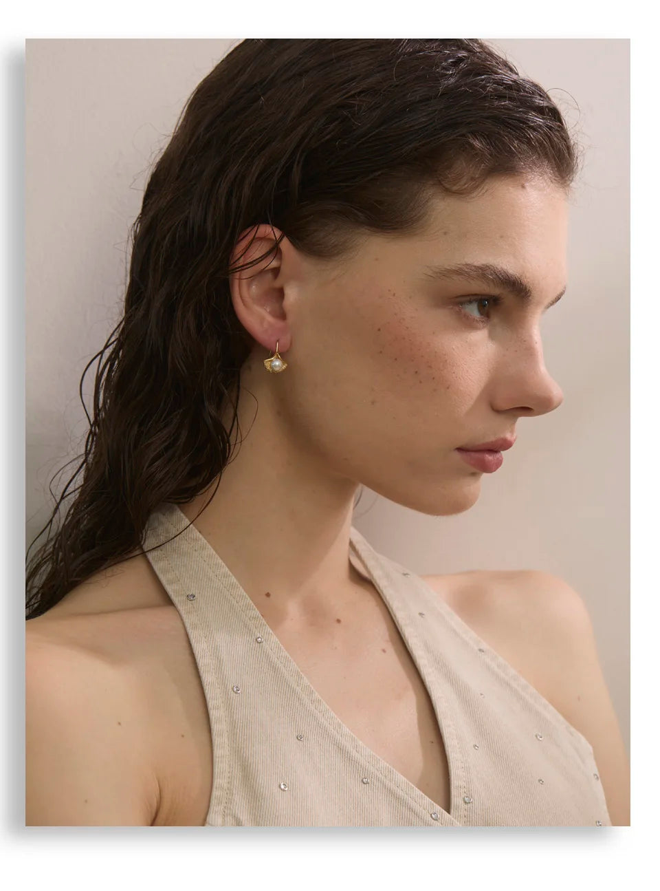 Pearl earrings in gold-plated stainless steel with pearl.