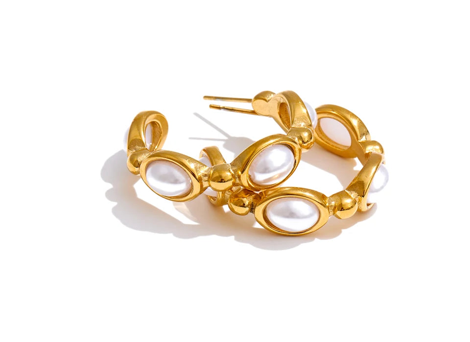 Pearl geometric earrings in gold-plated stainless steel with pearl.