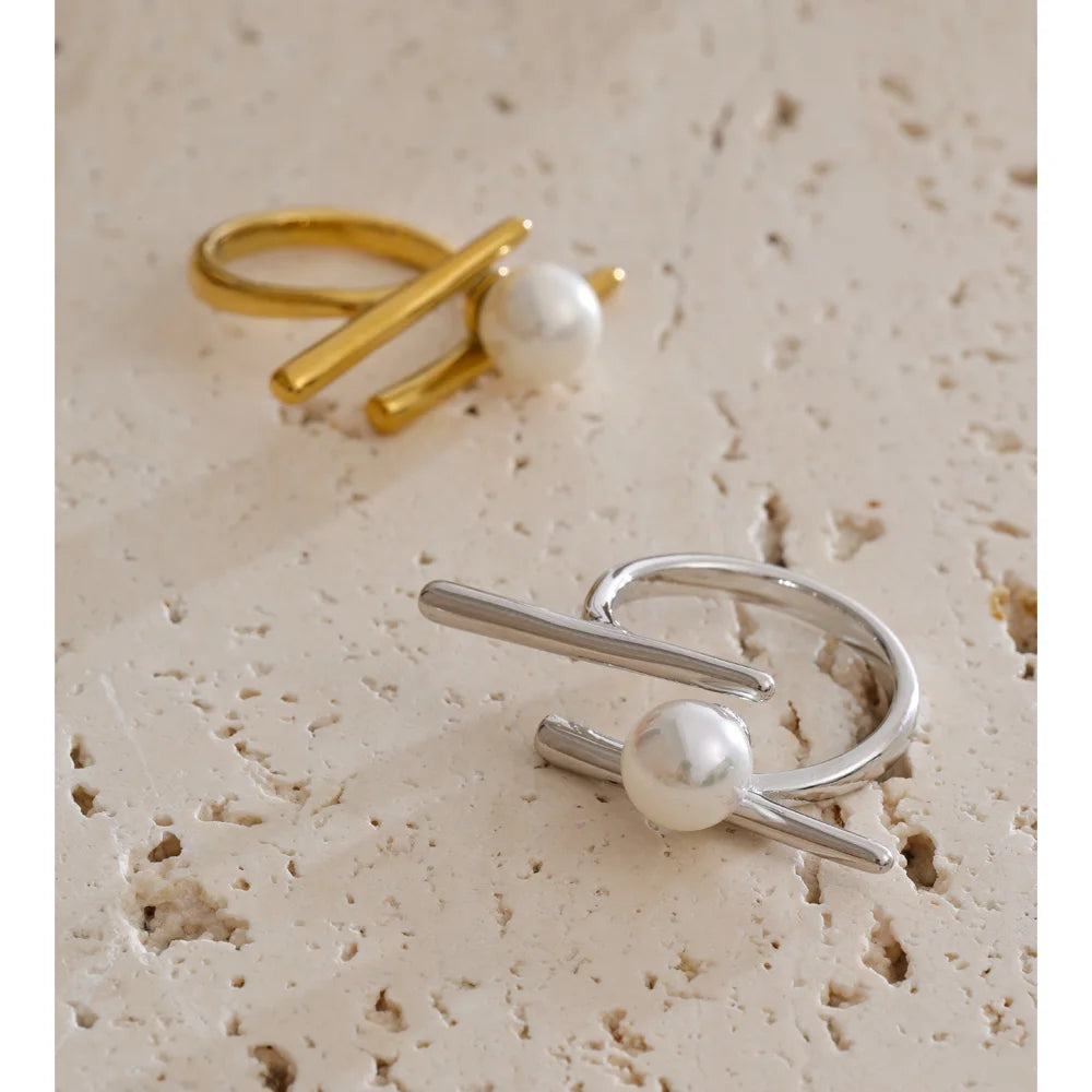 Pearl geometric ring in 18K gold-plated stainless steel with pearl.