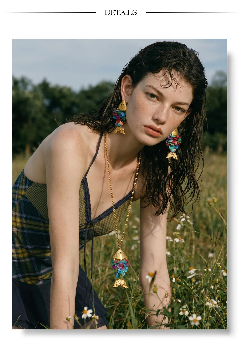 Resin multi-color geometric earrings in gold-plated stainless steel with resin.