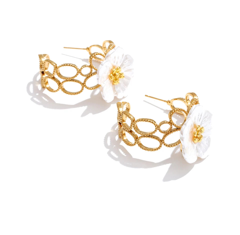 Resin flower earrings in gold-plated stainless steel with resin.