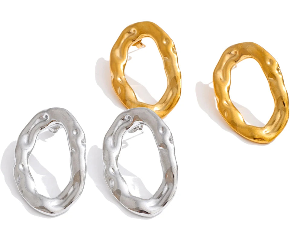 Geometric earrings in gold-plated stainless steel.