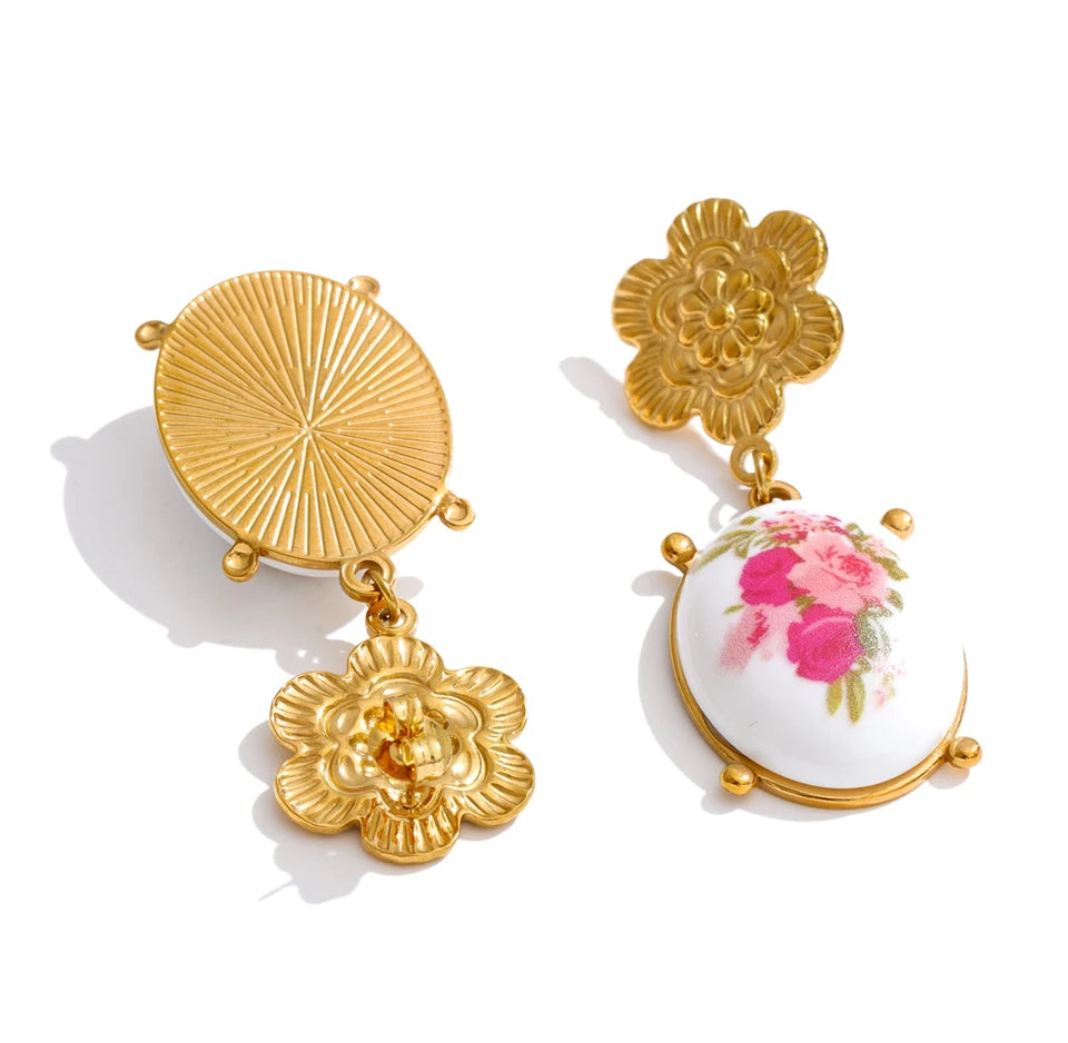 Resin flower earrings in gold-plated stainless steel with resin.