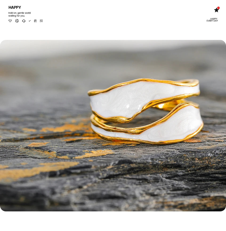 White enamel geometric ring in 18K gold-plated stainless steel with enamel.