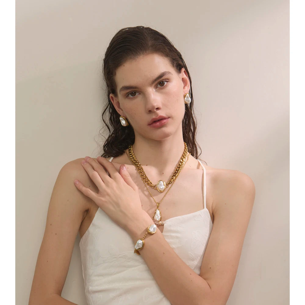 Pearl geometric chain earrings in gold-plated stainless steel with pearl.