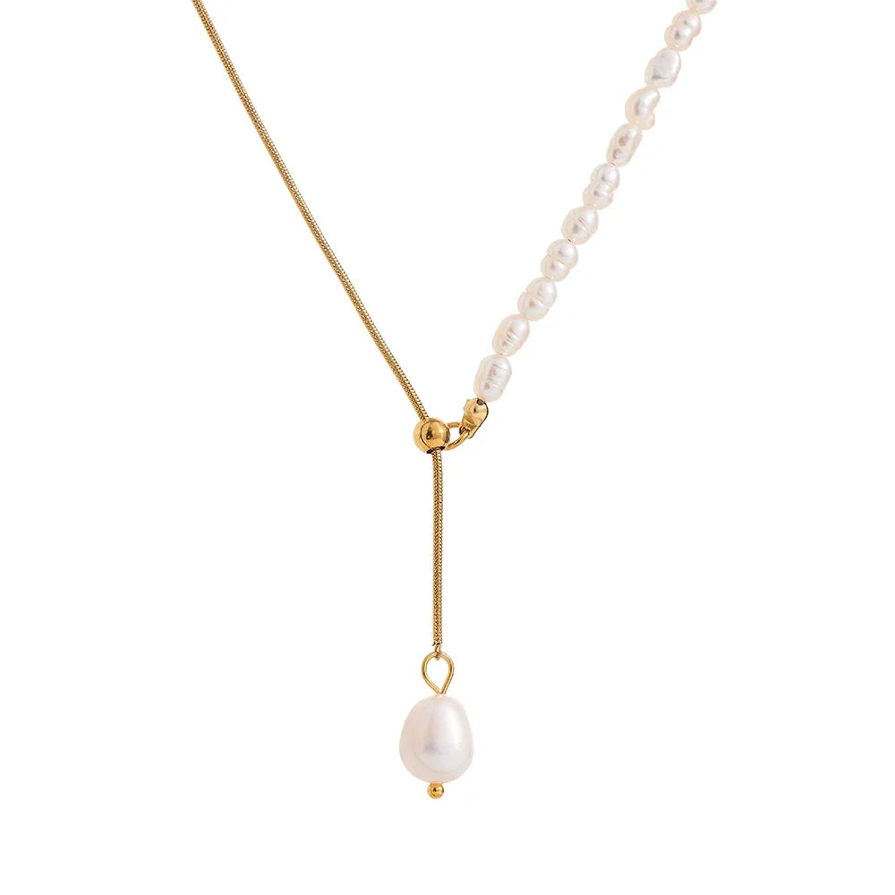 Freshwater pearl geometric chain necklace in gold-plated stainless steel with freshwater pearl.
