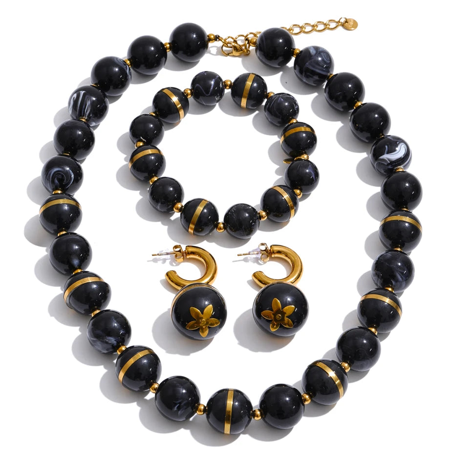 Resin acrylic beaded earrings in gold-plated stainless steel with resin and acrylic.