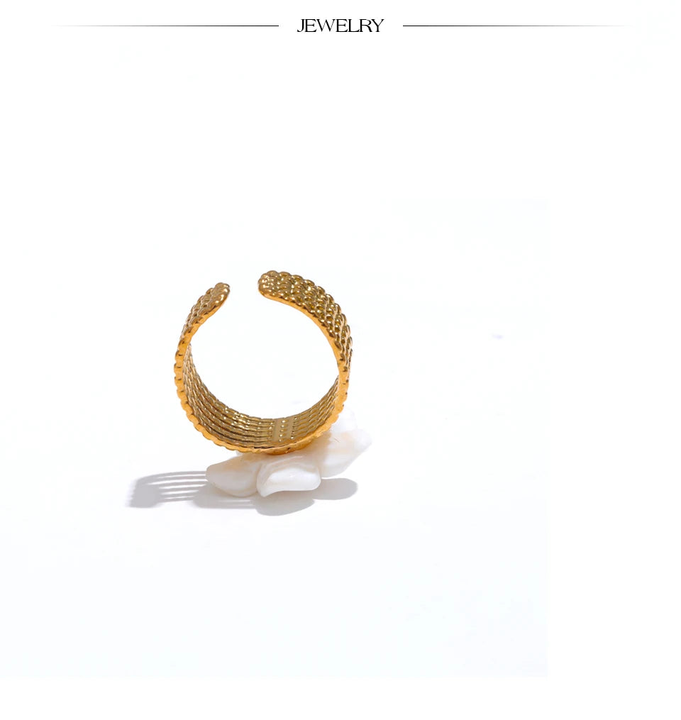 Shell flower ring in 18K gold-plated stainless steel with shell.
