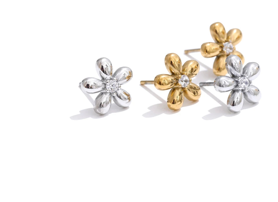 Cubic zirconia flower earrings in gold-plated stainless steel with cubic zirconia.
