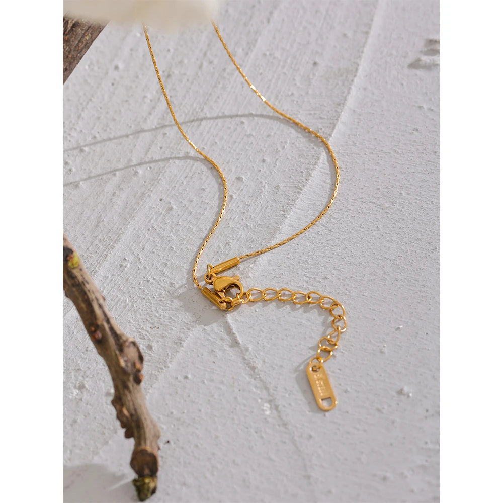 Cubic zirconia star necklace in gold-plated stainless steel with cubic zirconia.
