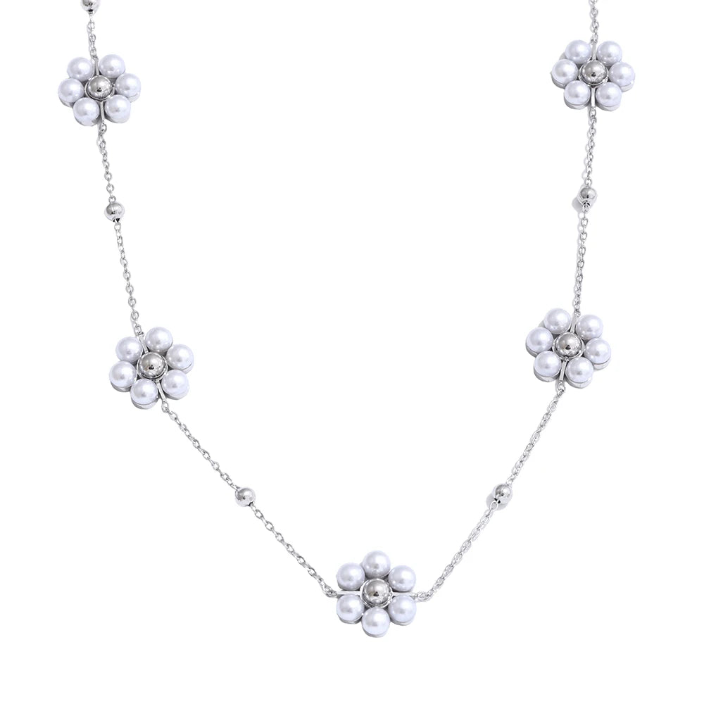 Pearl flower beaded necklace in gold-plated stainless steel with pearl.