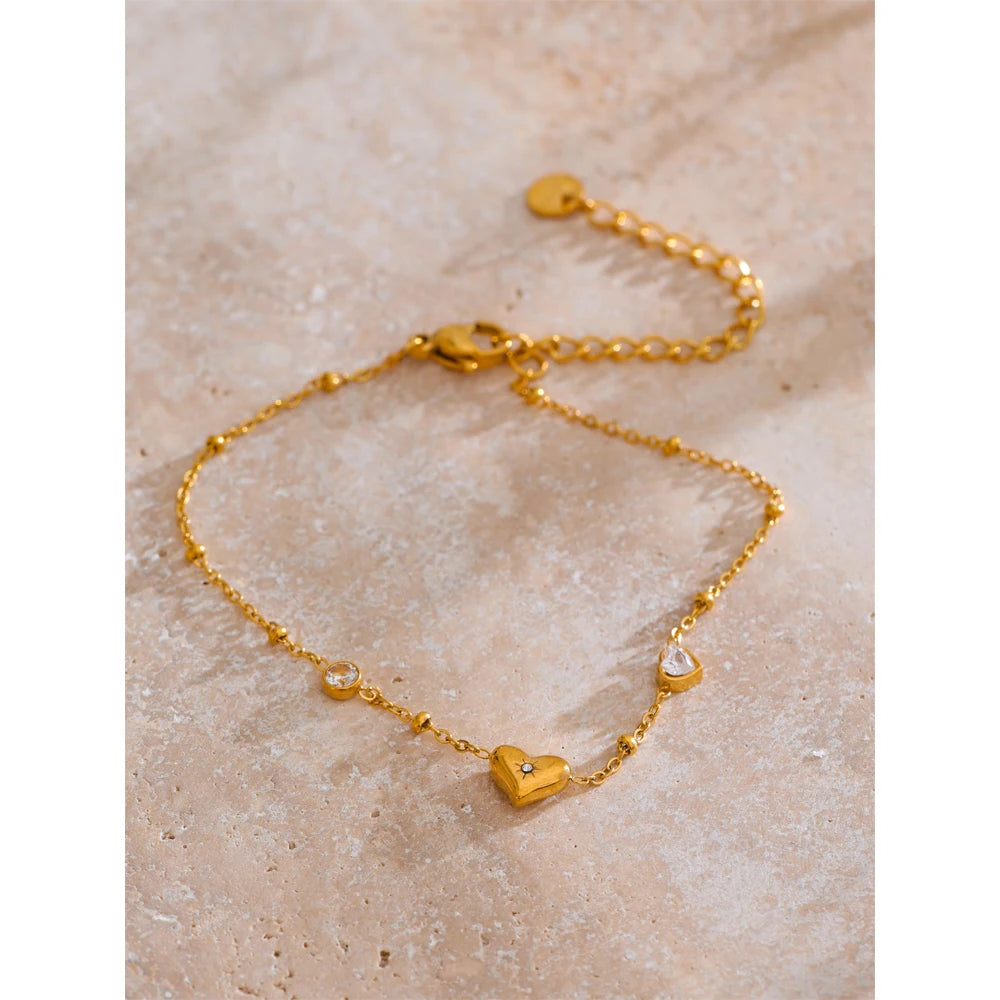 Cubic zirconia heart chain necklace in gold-plated stainless steel with cubic zirconia.