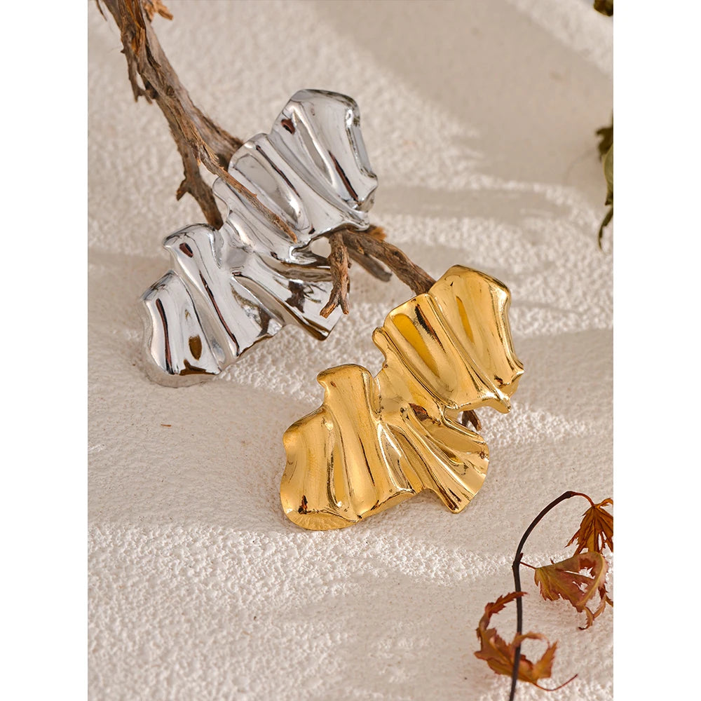 Geometric brooch in 18K gold-plated stainless steel.