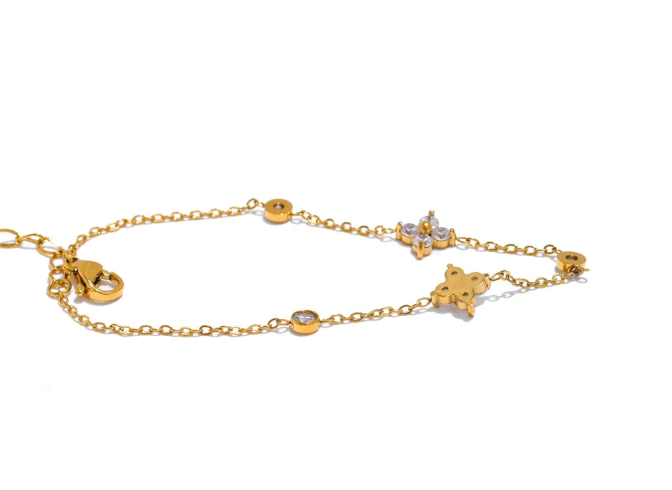Cubic zirconia flower geometric necklace in gold-plated stainless steel with cubic zirconia.