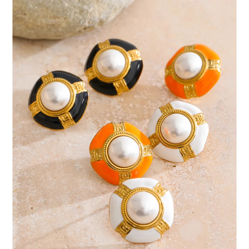 Pearl enamel geometric earrings in gold-plated stainless steel with pearl and enamel.