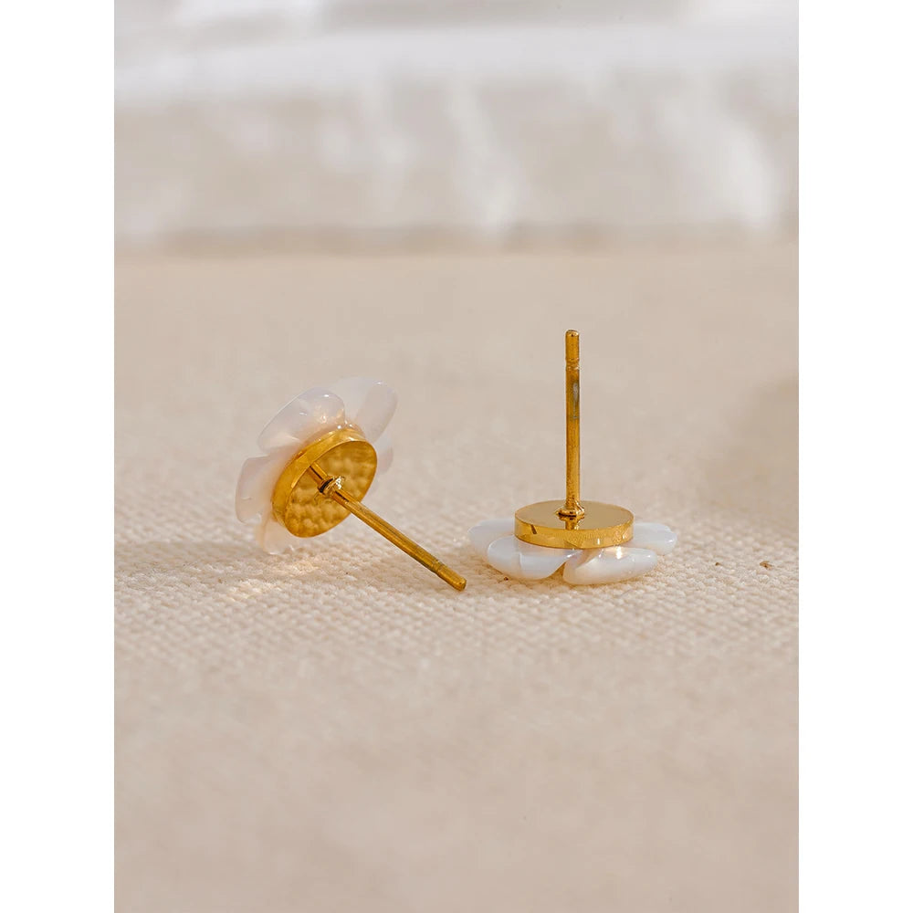 Shell flower earrings in gold-plated stainless steel with shell.