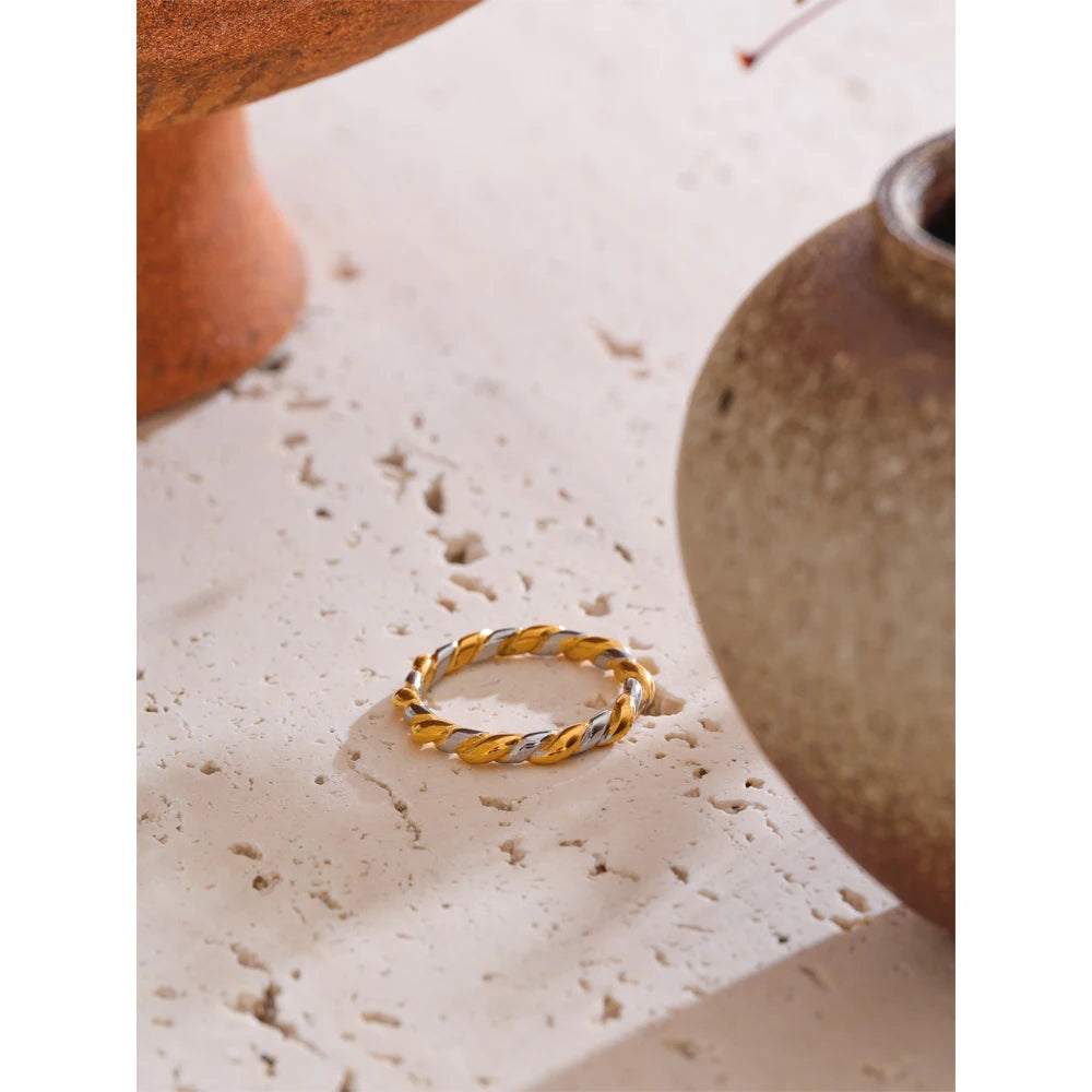 Minimalist geometric ring in 18K gold-plated stainless steel.