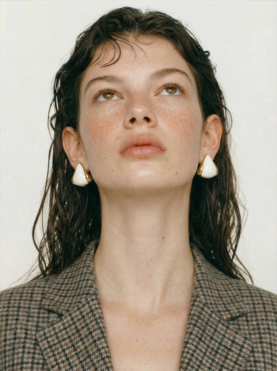 Black pearl geometric earrings in gold-plated stainless steel with pearl.