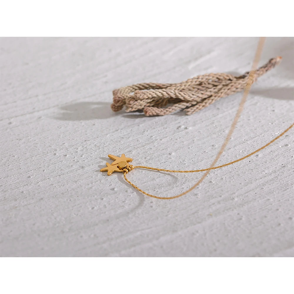 Cubic zirconia star necklace in gold-plated stainless steel with cubic zirconia.