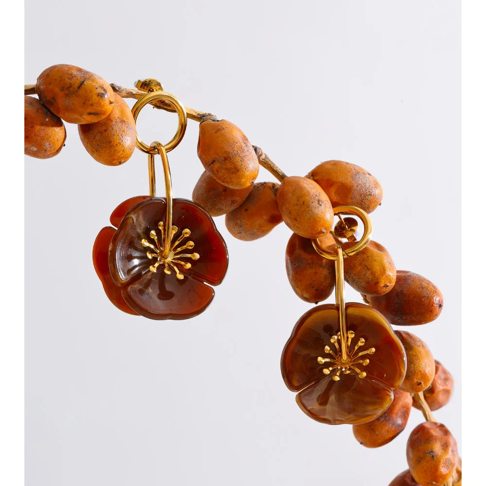 Resin acrylic flower earrings in gold-plated stainless steel with resin and acrylic.