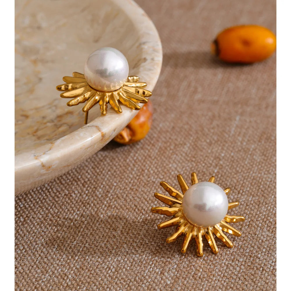 Pearl flower geometric earrings in gold-plated stainless steel with pearl.