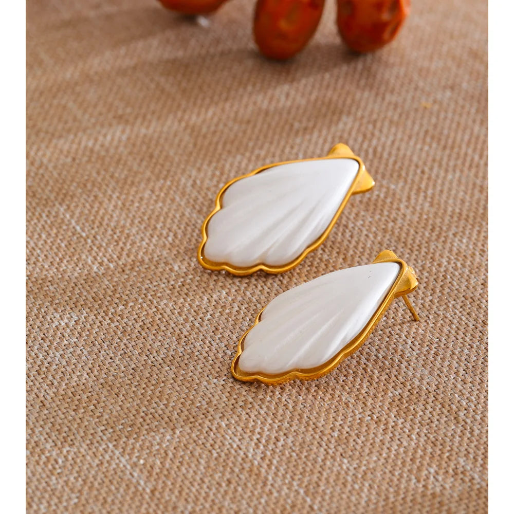 Pearl shell geometric earrings in gold-plated stainless steel with pearl and shell.