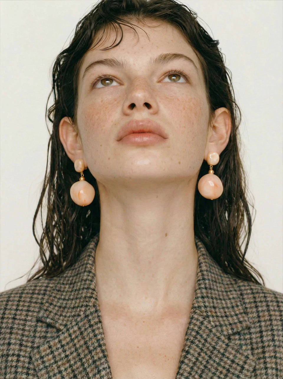 Resin geometric earrings in gold-plated stainless steel with resin.