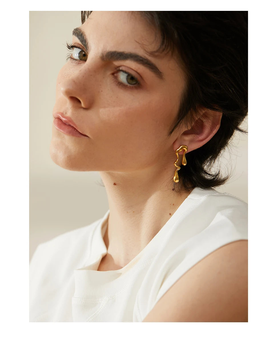 Geometric earrings in 18K gold-plated stainless steel.